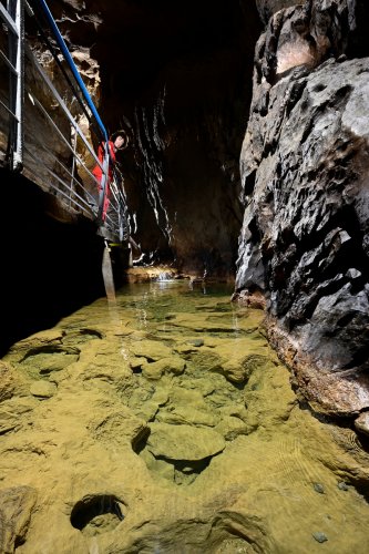 Grotte de Labouiche (Ariège) - Passerelle au dessus de la rivière au deuxième embarcadère (SP-23-1725)